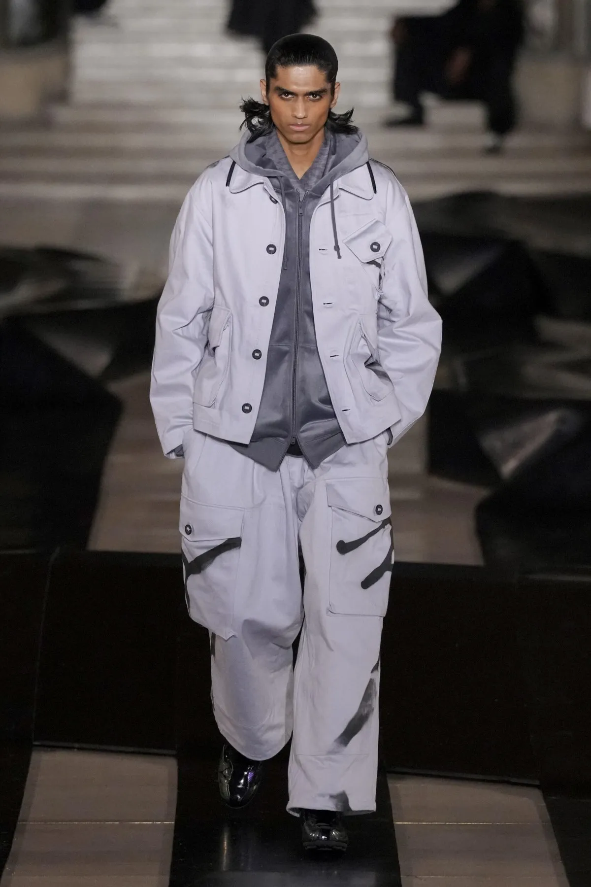 Y-3 automne 2026 : Yohji Yamamoto propulse la mode masculine à haute vitesse