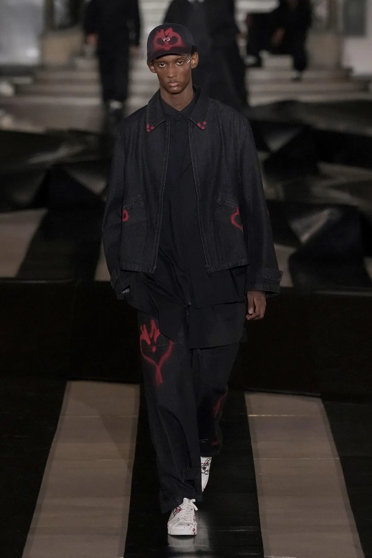 Y-3 automne 2026 : Yohji Yamamoto propulse la mode masculine à haute vitesse