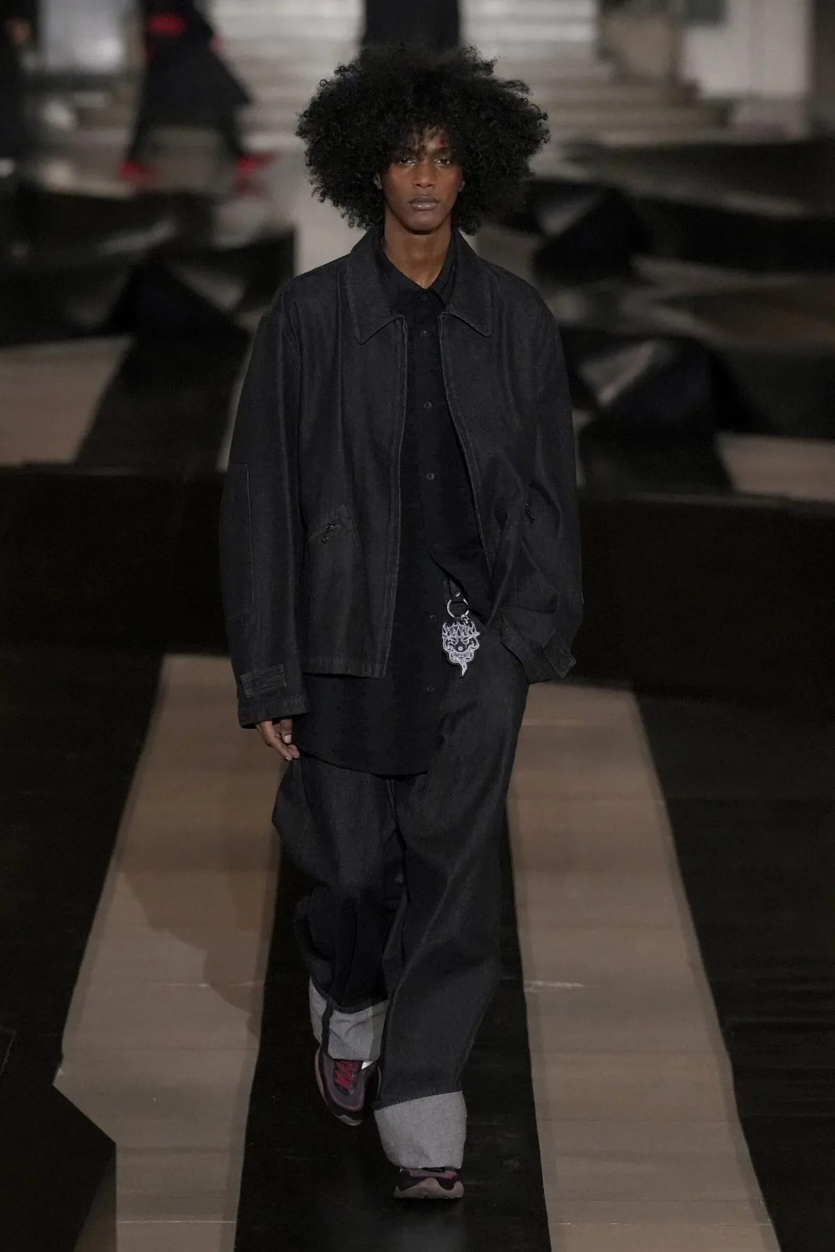 Y-3 automne 2026 : Yohji Yamamoto propulse la mode masculine à haute vitesse