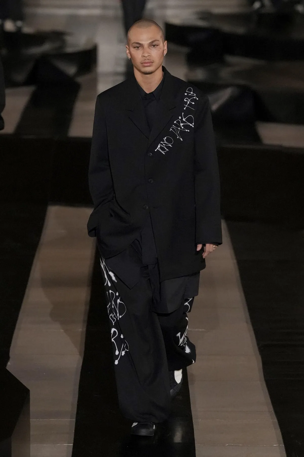 Y-3 automne 2026 : Yohji Yamamoto propulse la mode masculine à haute vitesse