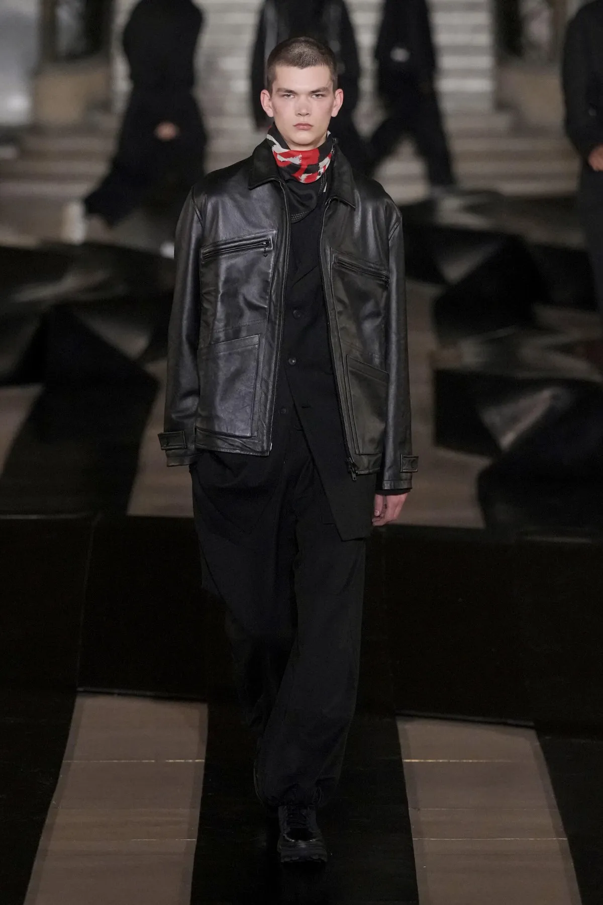 Y-3 automne 2026 : Yohji Yamamoto propulse la mode masculine à haute vitesse