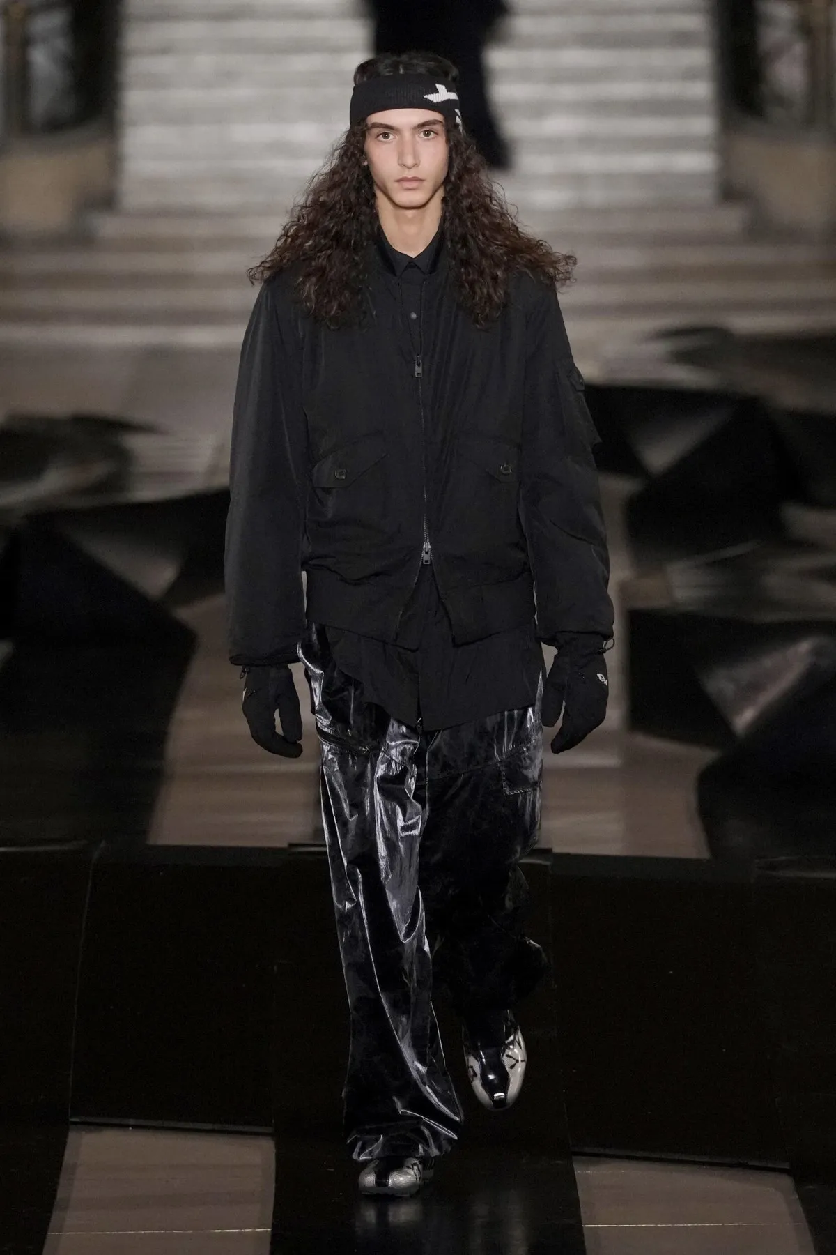 Y-3 automne 2026 : Yohji Yamamoto propulse la mode masculine à haute vitesse