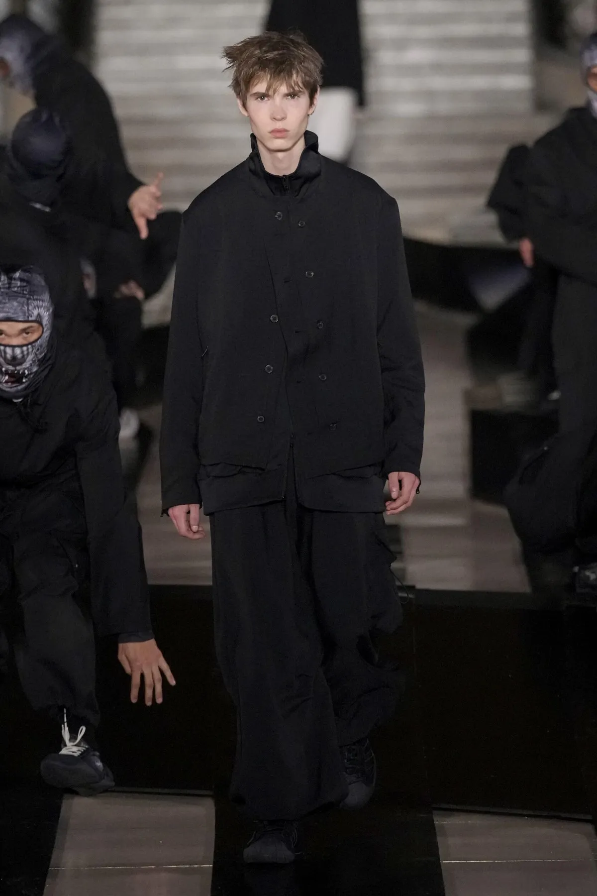 Y-3 automne 2026 : Yohji Yamamoto propulse la mode masculine à haute vitesse