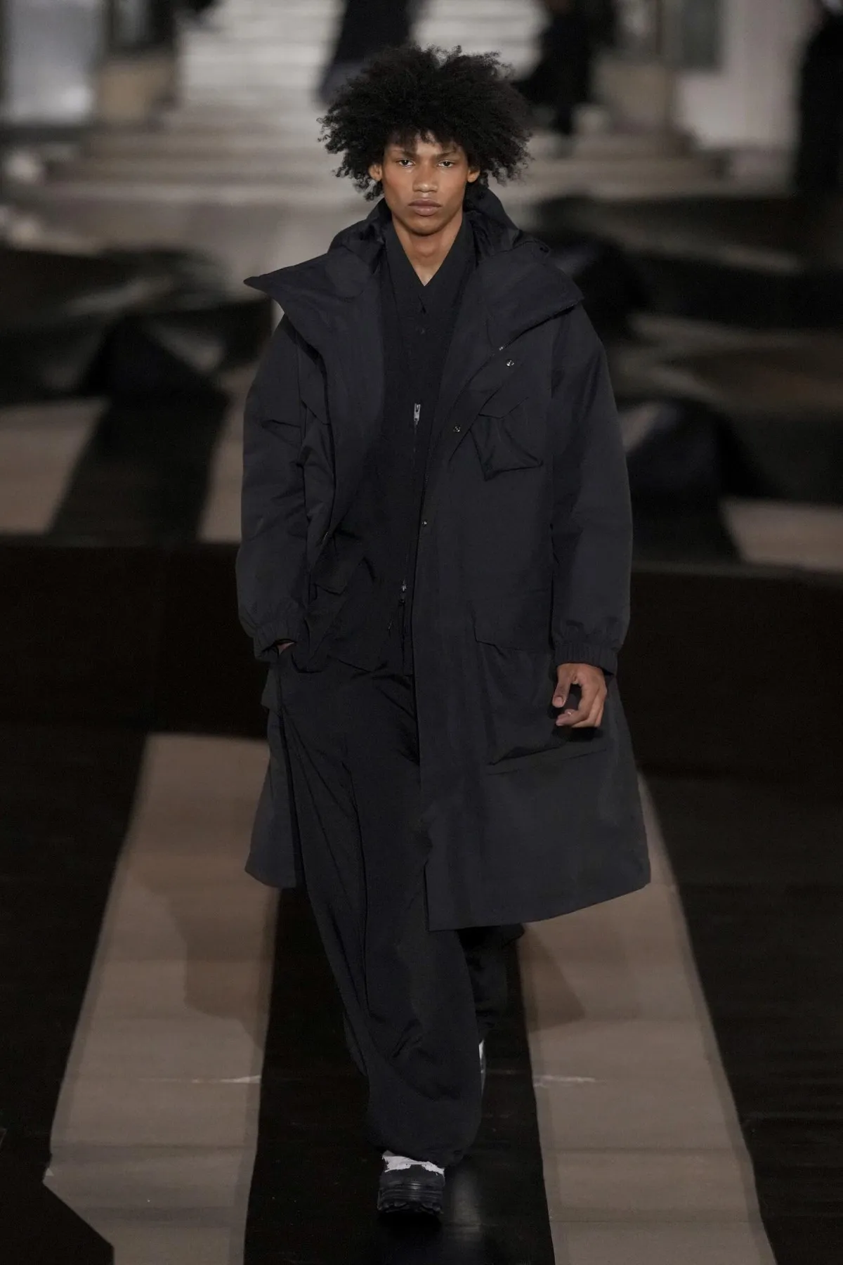 Y-3 automne 2026 : Yohji Yamamoto propulse la mode masculine à haute vitesse
