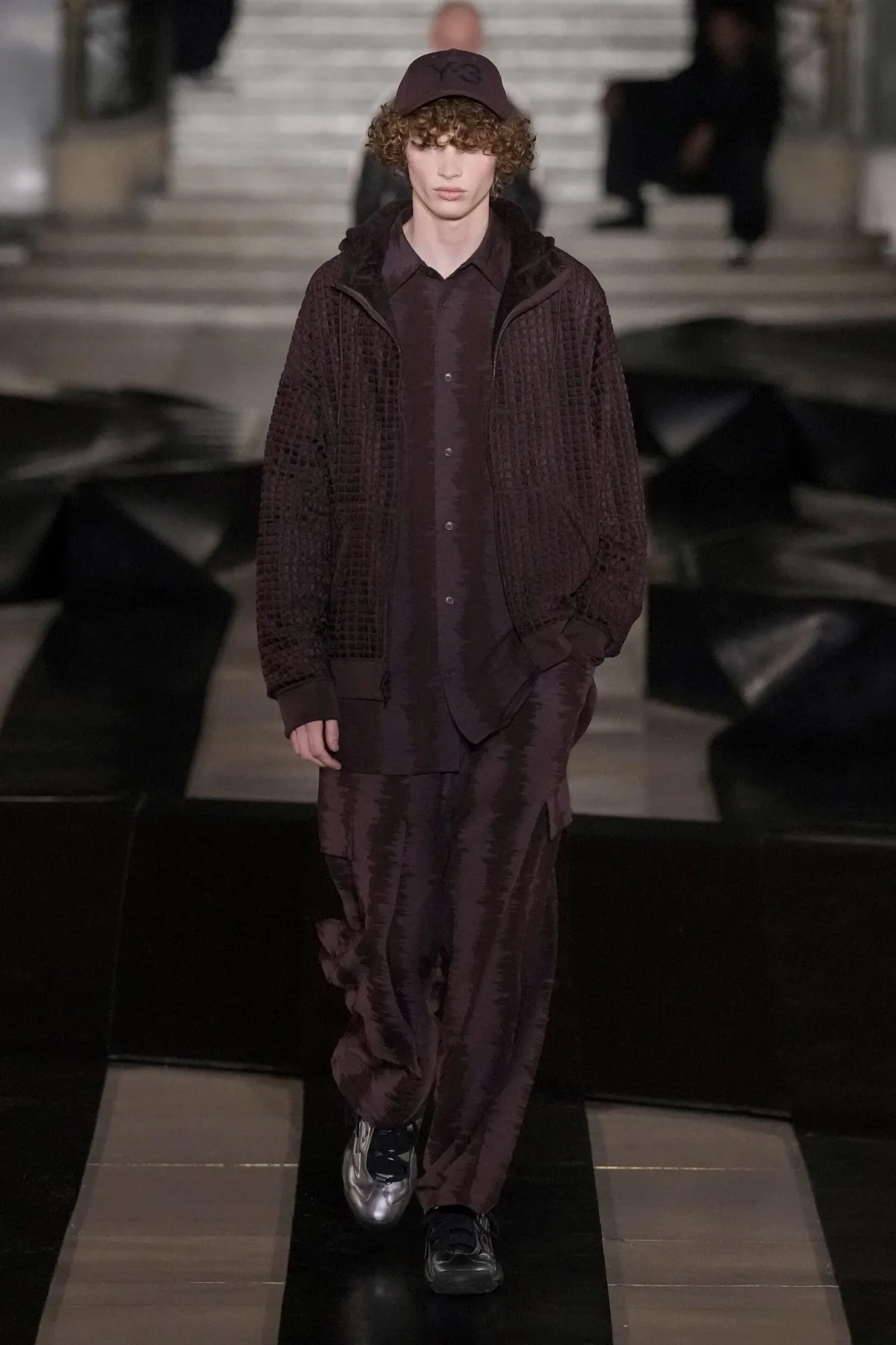Y-3 automne 2026 : Yohji Yamamoto propulse la mode masculine à haute vitesse