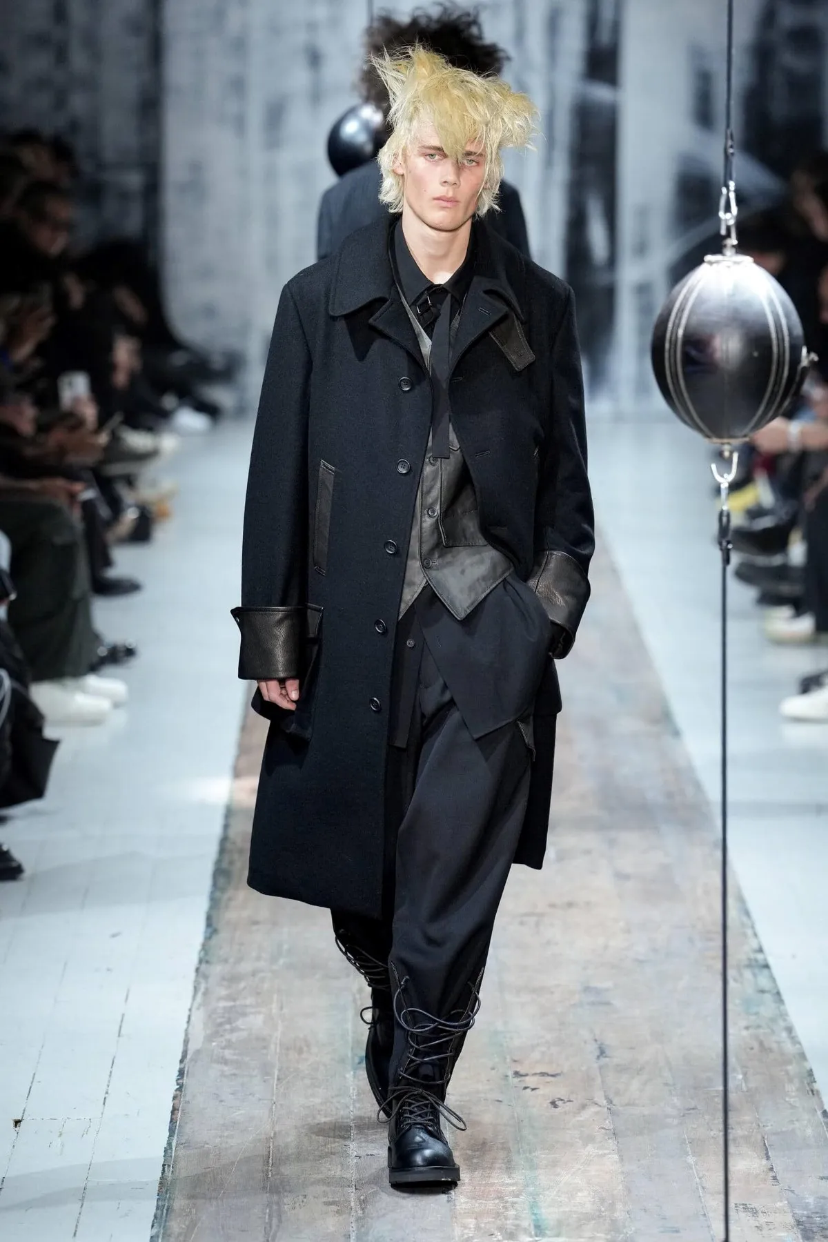 Yohji Yamamoto automne 2026 : le défilé comme une thérapie