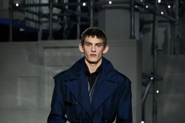 Burberry automne 2026 : Daniel Lee transforme la grisaille londonienne en manifeste de style