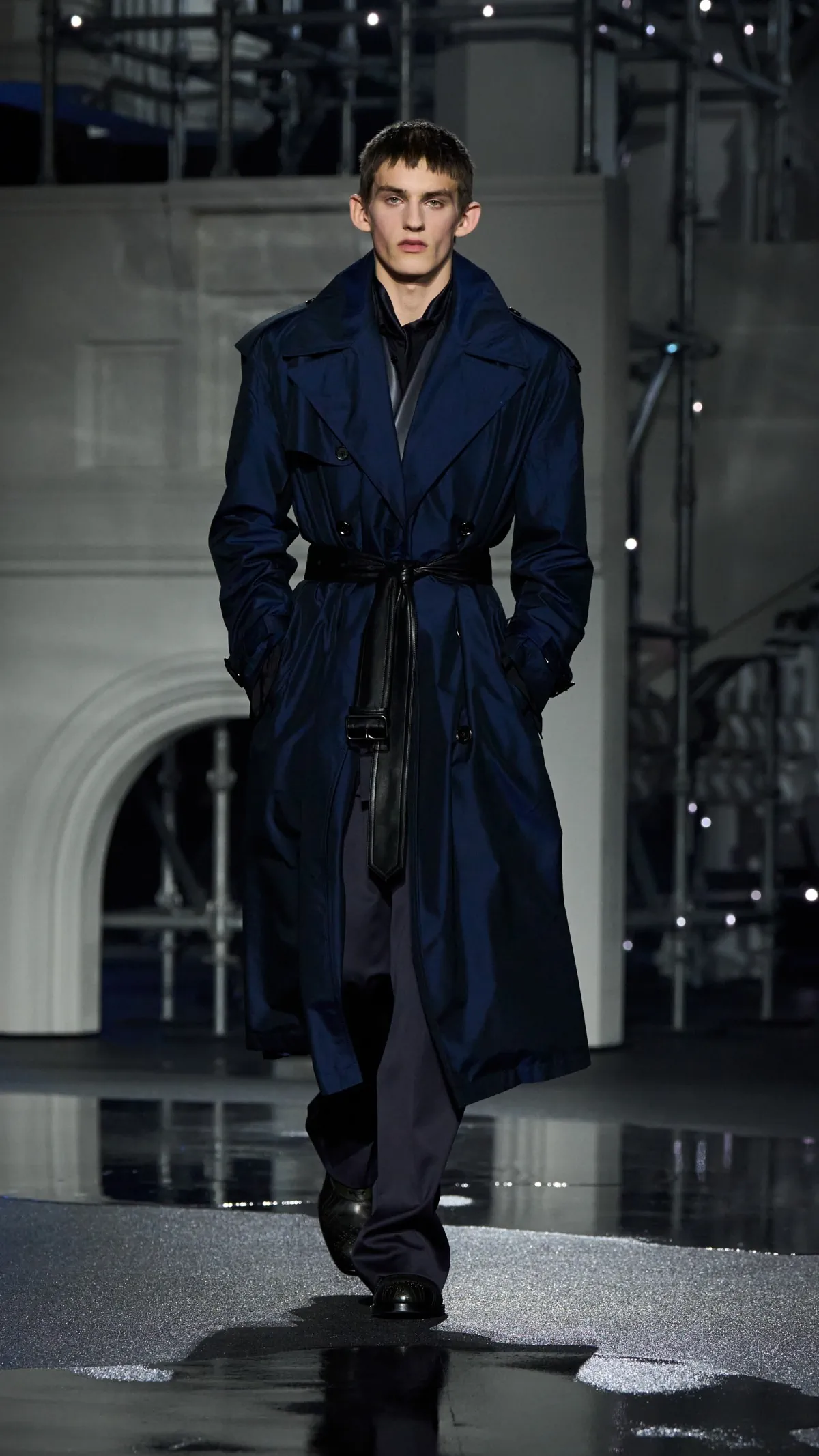 Burberry automne 2026 : Daniel Lee transforme la grisaille londonienne en manifeste de style
