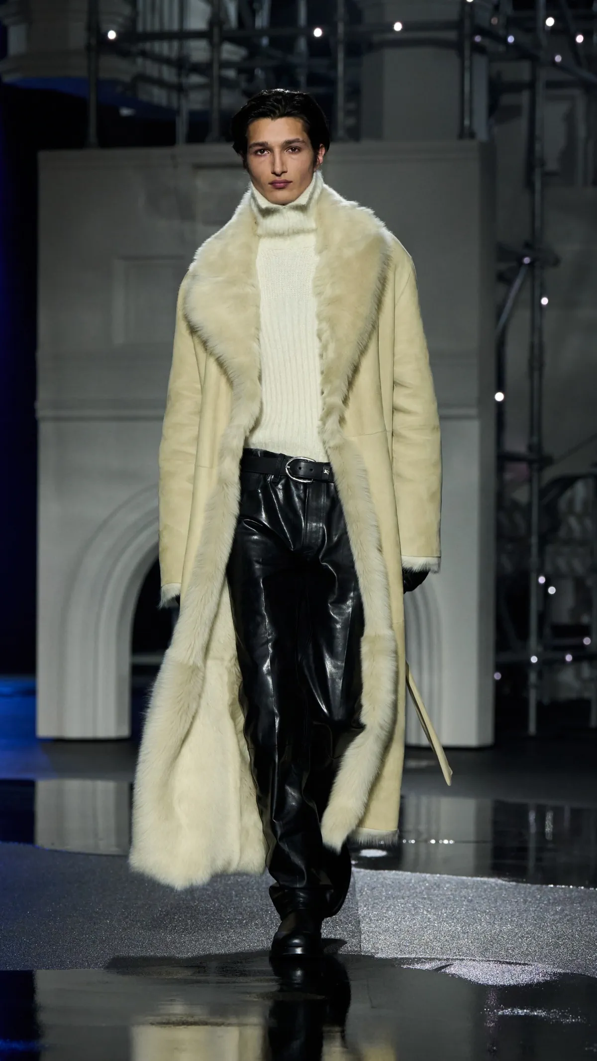 Burberry automne 2026 : Daniel Lee transforme la grisaille londonienne en manifeste de style