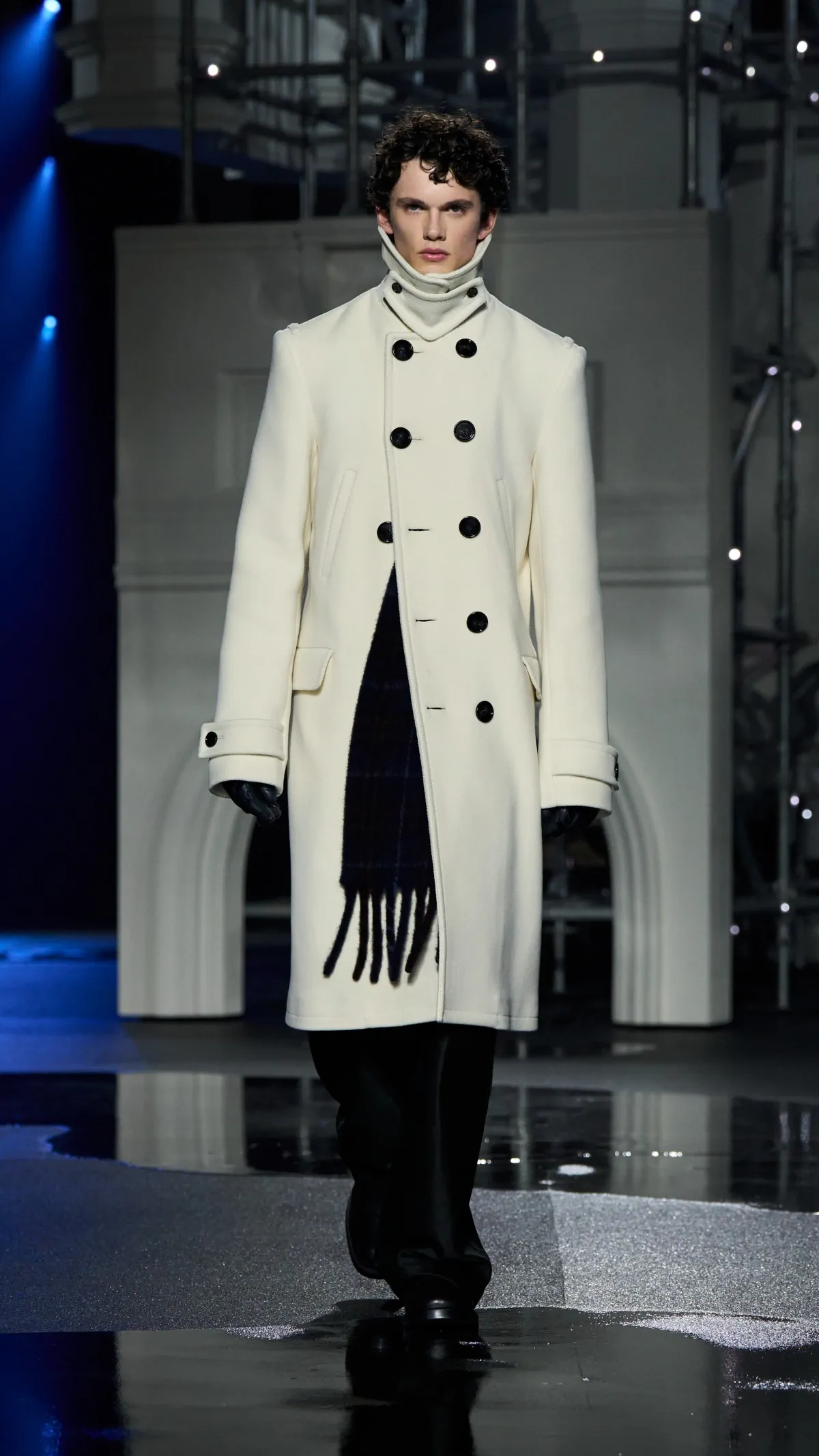 Burberry automne 2026 : Daniel Lee transforme la grisaille londonienne en manifeste de style