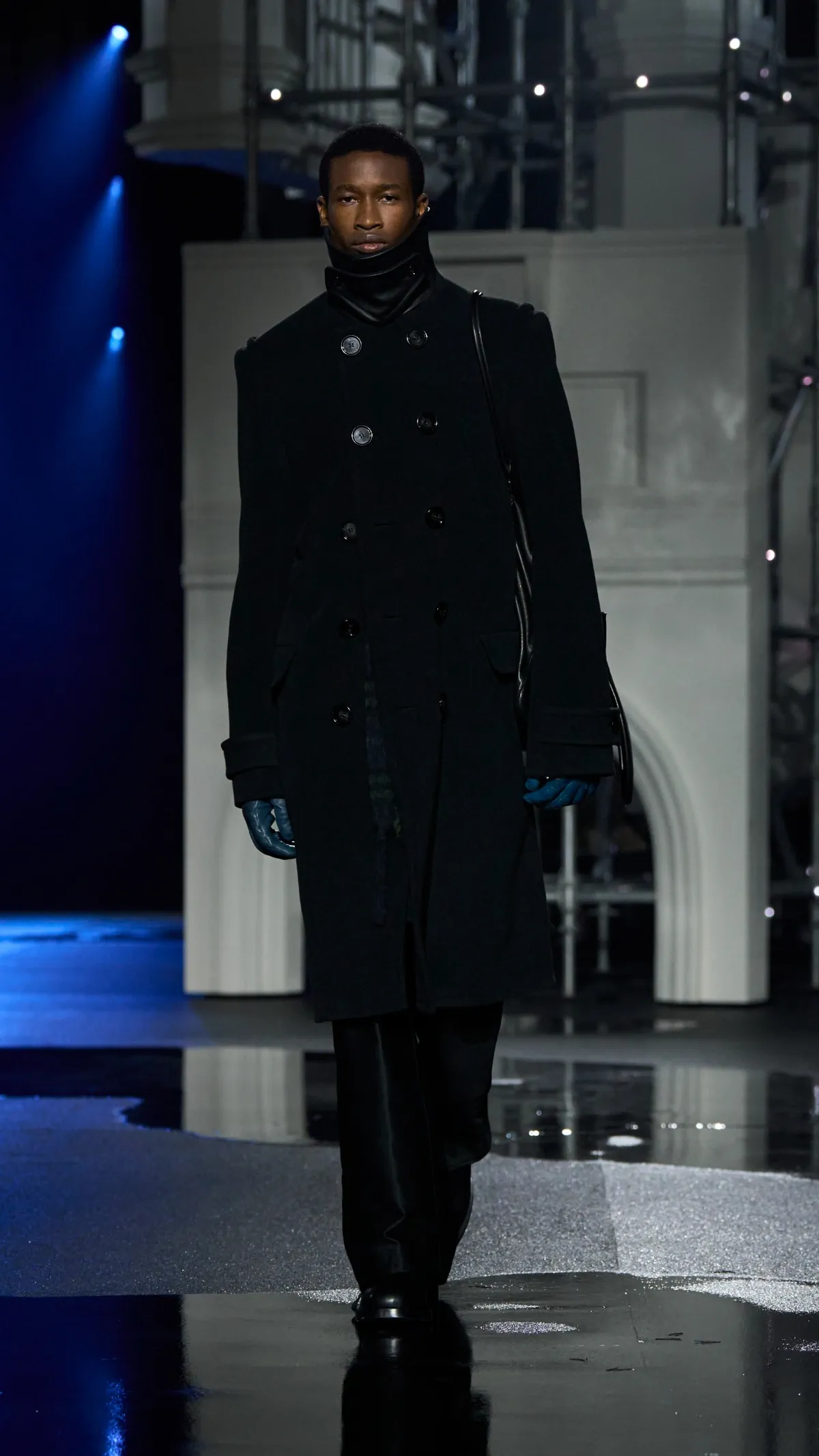 Burberry automne 2026 : Daniel Lee transforme la grisaille londonienne en manifeste de style