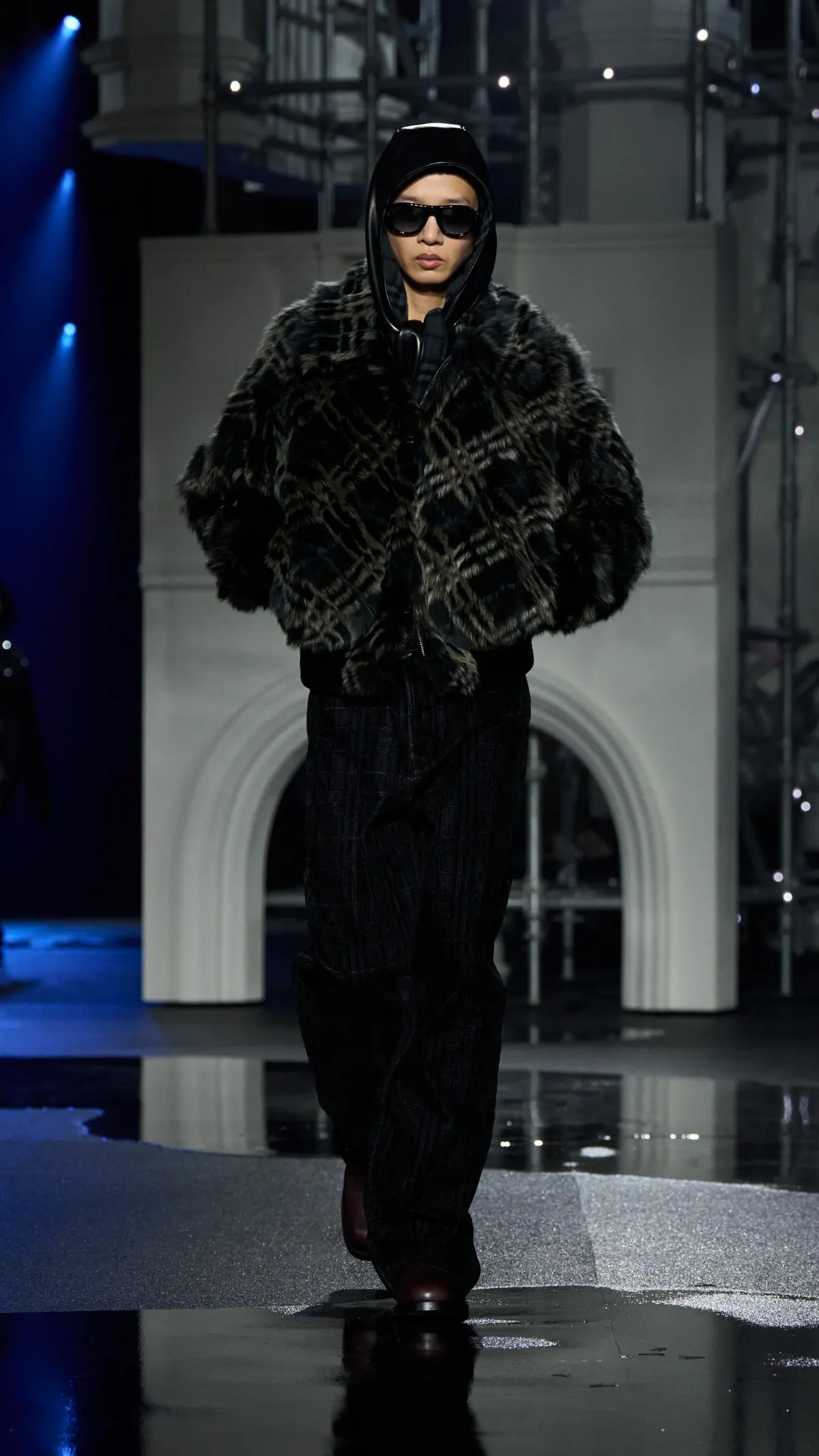 Burberry automne 2026 : Daniel Lee transforme la grisaille londonienne en manifeste de style