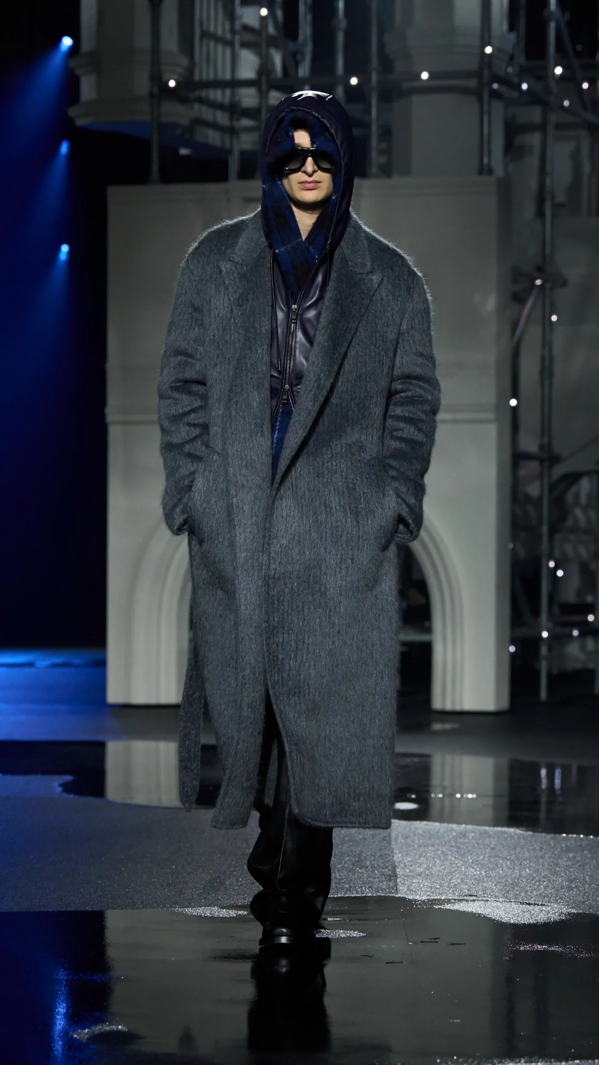 Burberry automne 2026 : Daniel Lee transforme la grisaille londonienne en manifeste de style