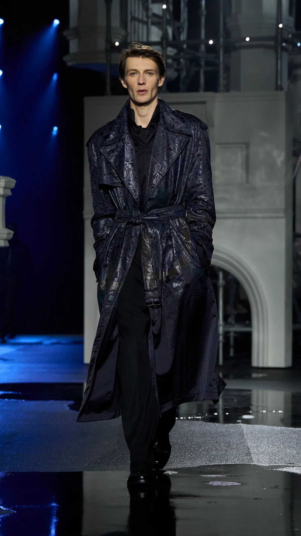 Burberry automne 2026 : Daniel Lee transforme la grisaille londonienne en manifeste de style