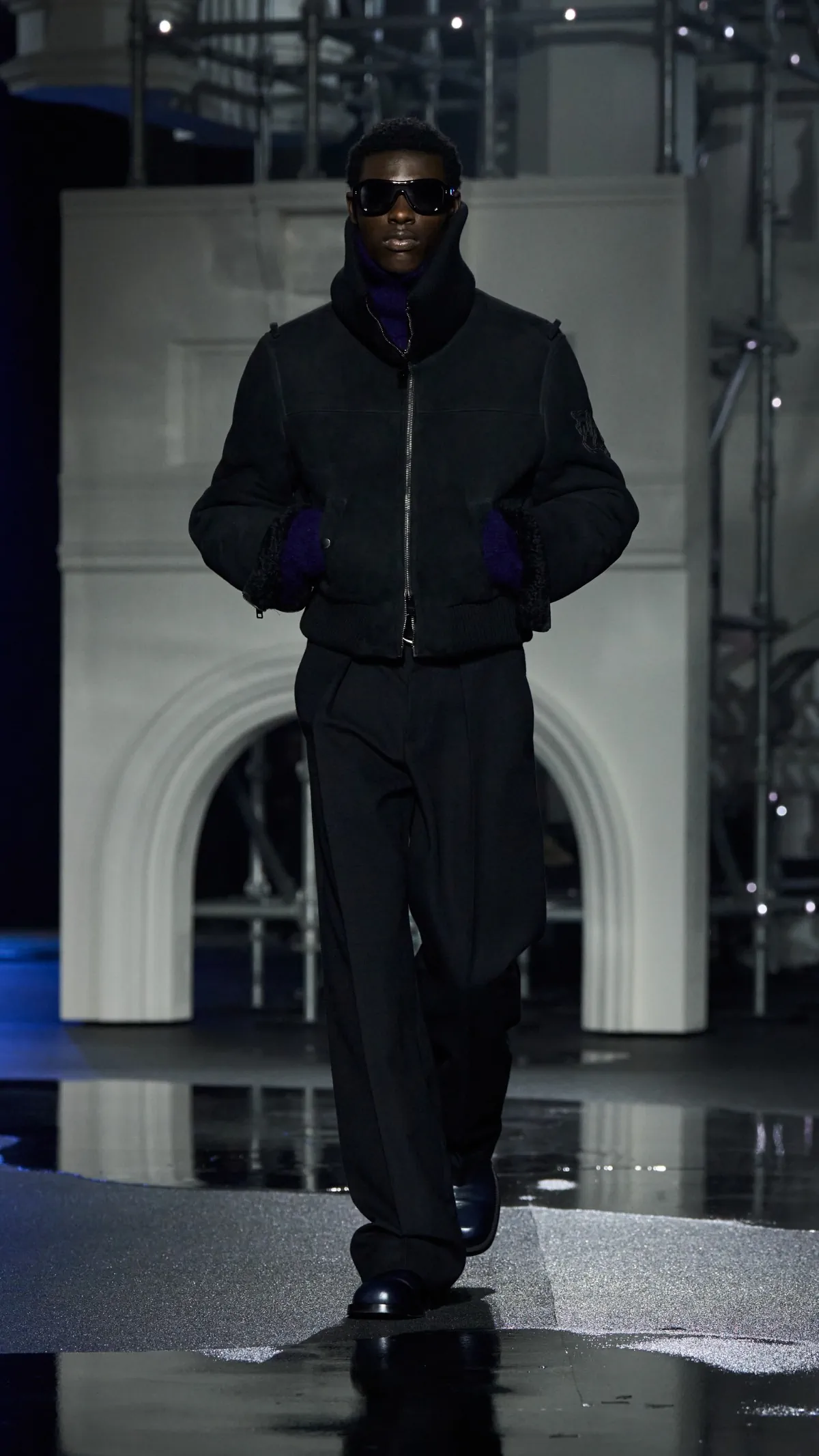 Burberry automne 2026 : Daniel Lee transforme la grisaille londonienne en manifeste de style