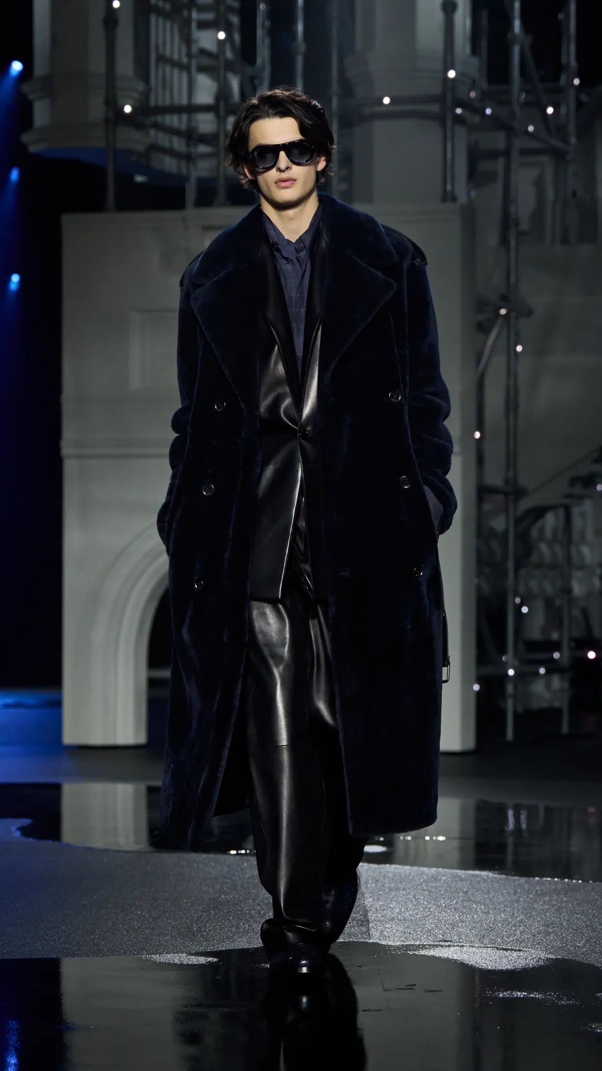 Burberry automne 2026 : Daniel Lee transforme la grisaille londonienne en manifeste de style