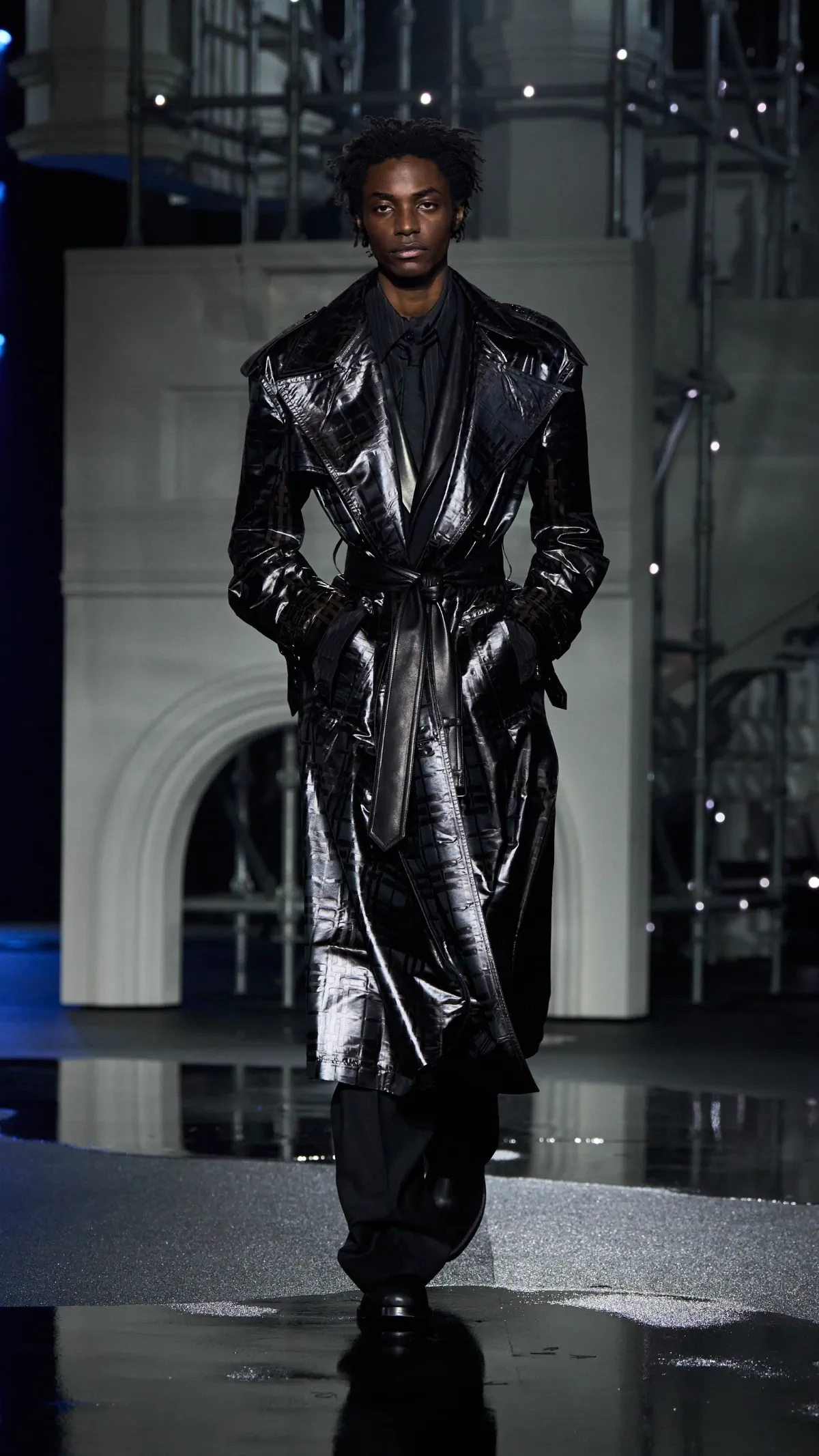 Burberry automne 2026 : Daniel Lee transforme la grisaille londonienne en manifeste de style
