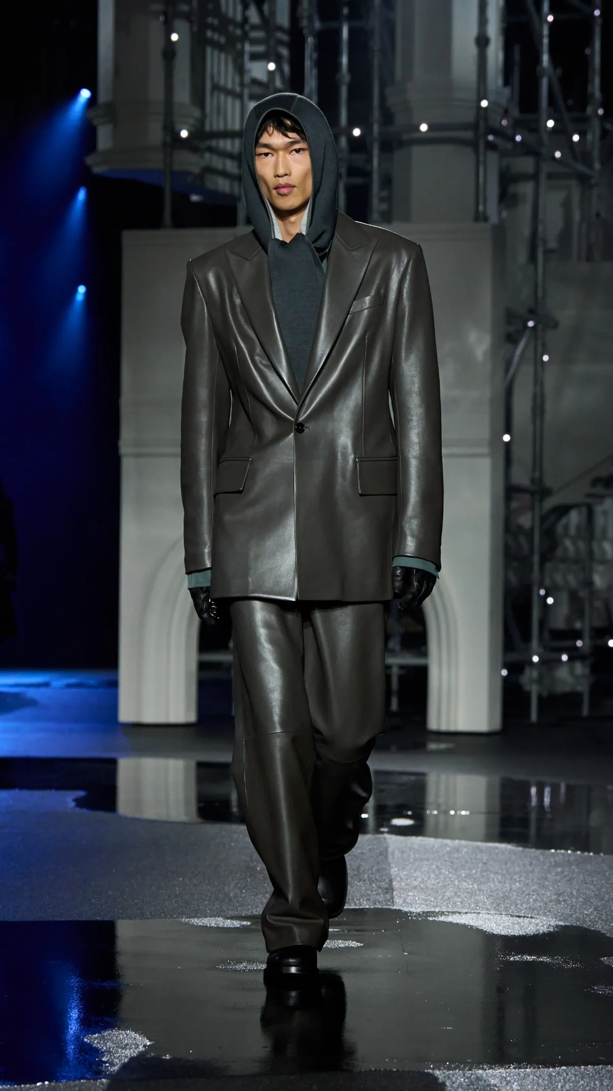 Burberry Fall Winter 2026 London Fashion Week 4 Burberry automne 2026 : Daniel Lee transforme la grisaille londonienne en manifeste de style