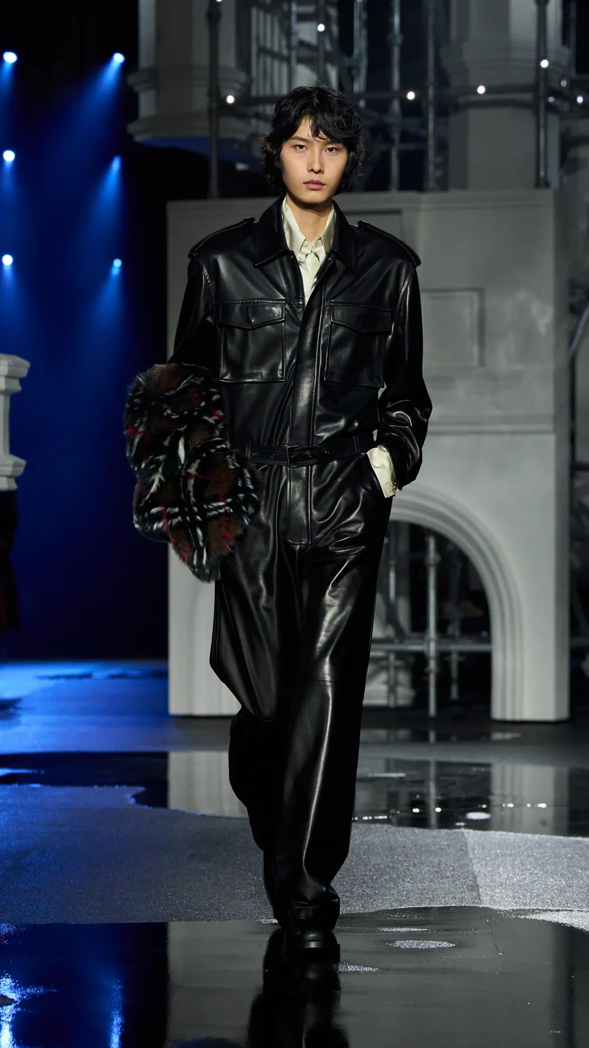Burberry automne 2026 : Daniel Lee transforme la grisaille londonienne en manifeste de style