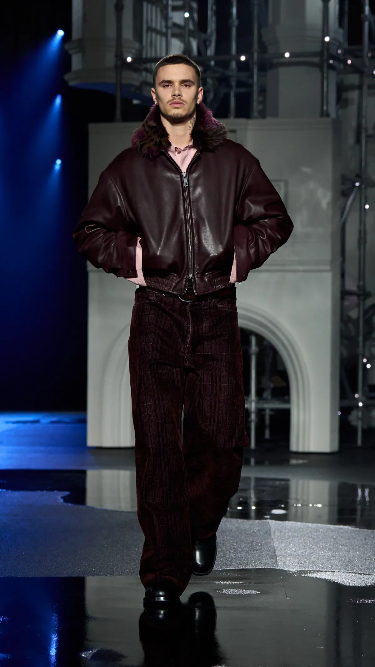 Burberry automne 2026 : Daniel Lee transforme la grisaille londonienne en manifeste de style