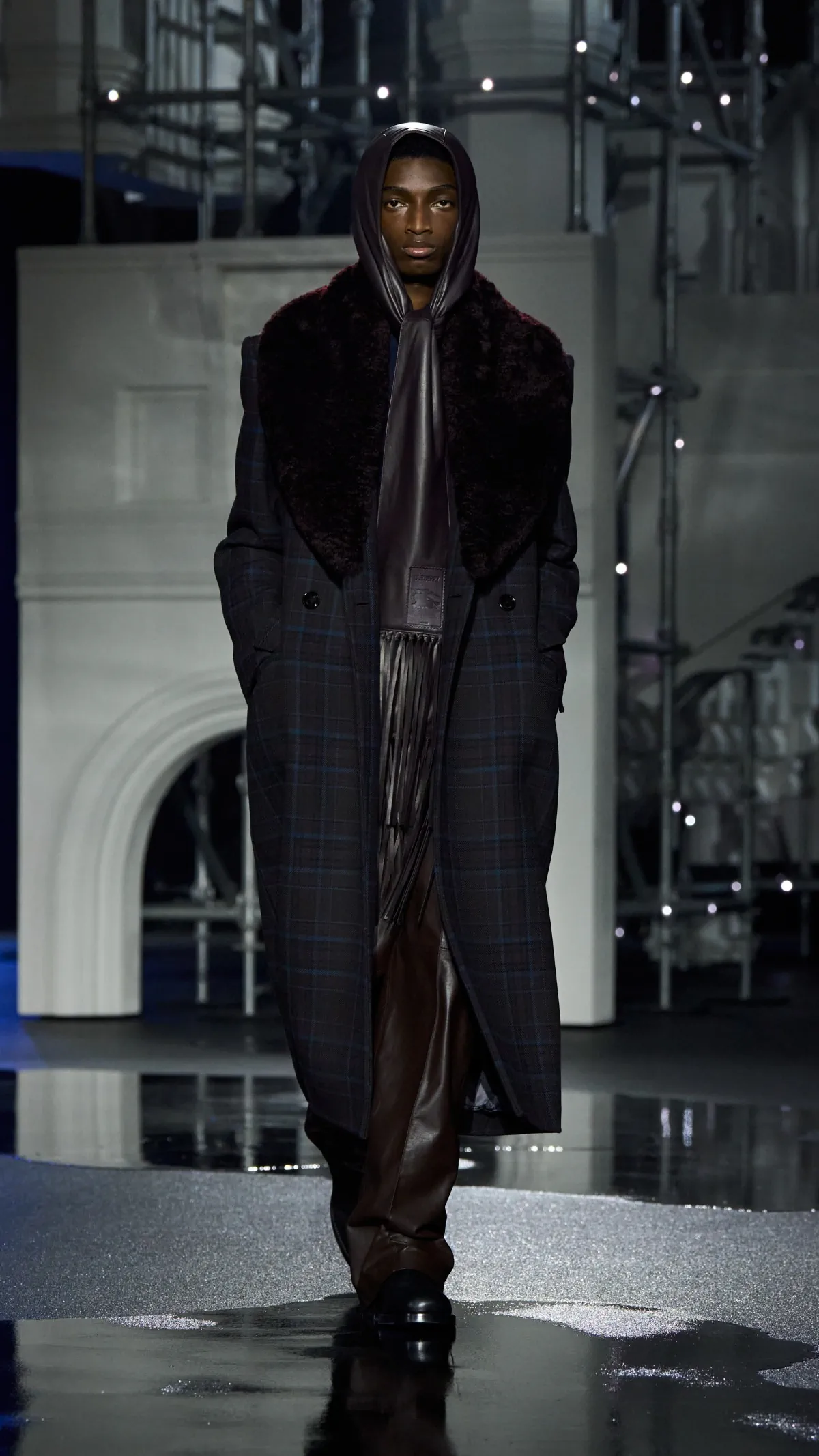 Burberry automne 2026 : Daniel Lee transforme la grisaille londonienne en manifeste de style