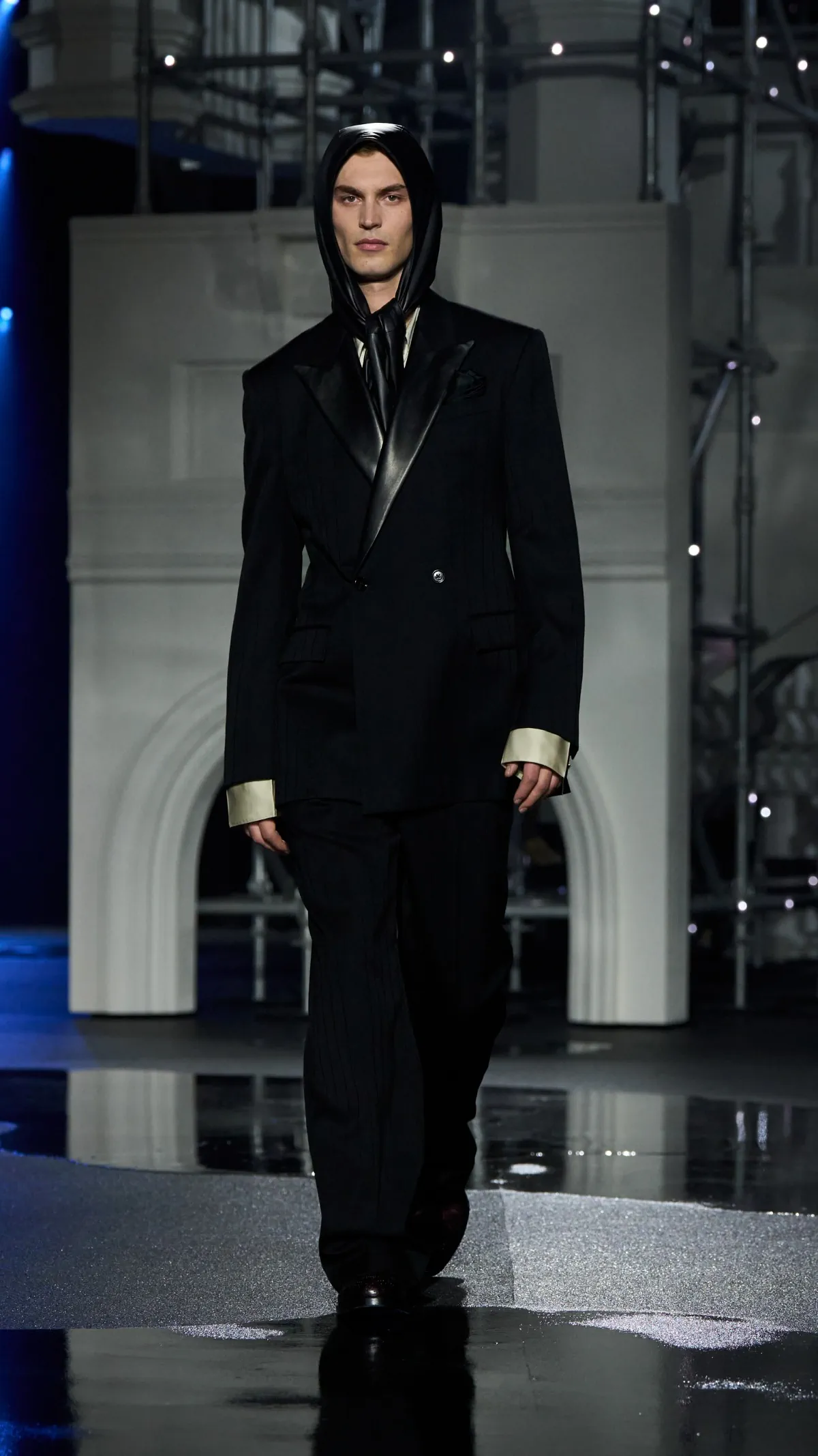 Burberry automne 2026 : Daniel Lee transforme la grisaille londonienne en manifeste de style