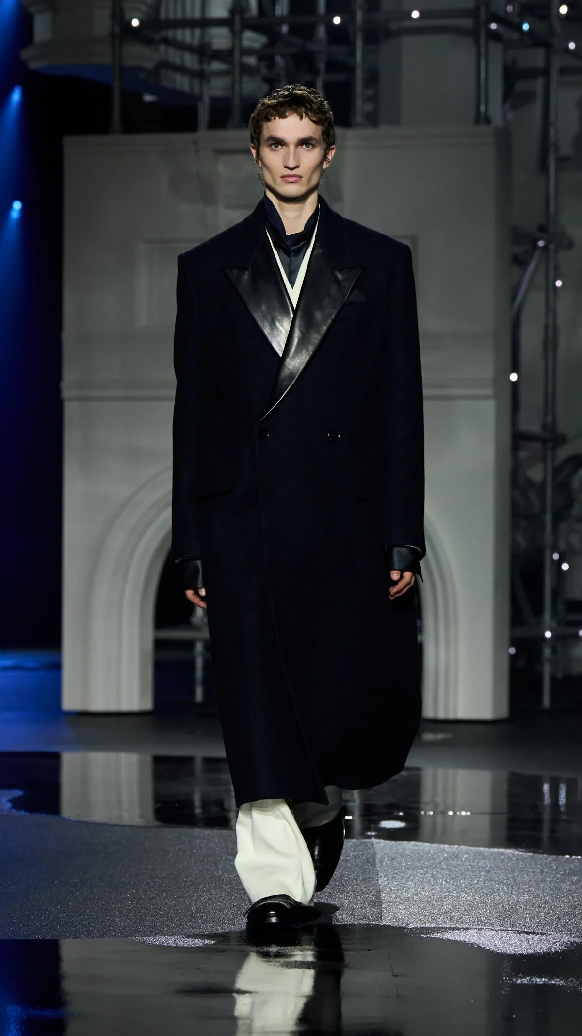 Burberry automne 2026 : Daniel Lee transforme la grisaille londonienne en manifeste de style