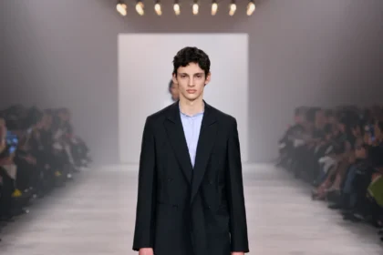 FENDI Automne 2026 : Maria Grazia Chiuri libère enfin le masculin des démonstrations de force