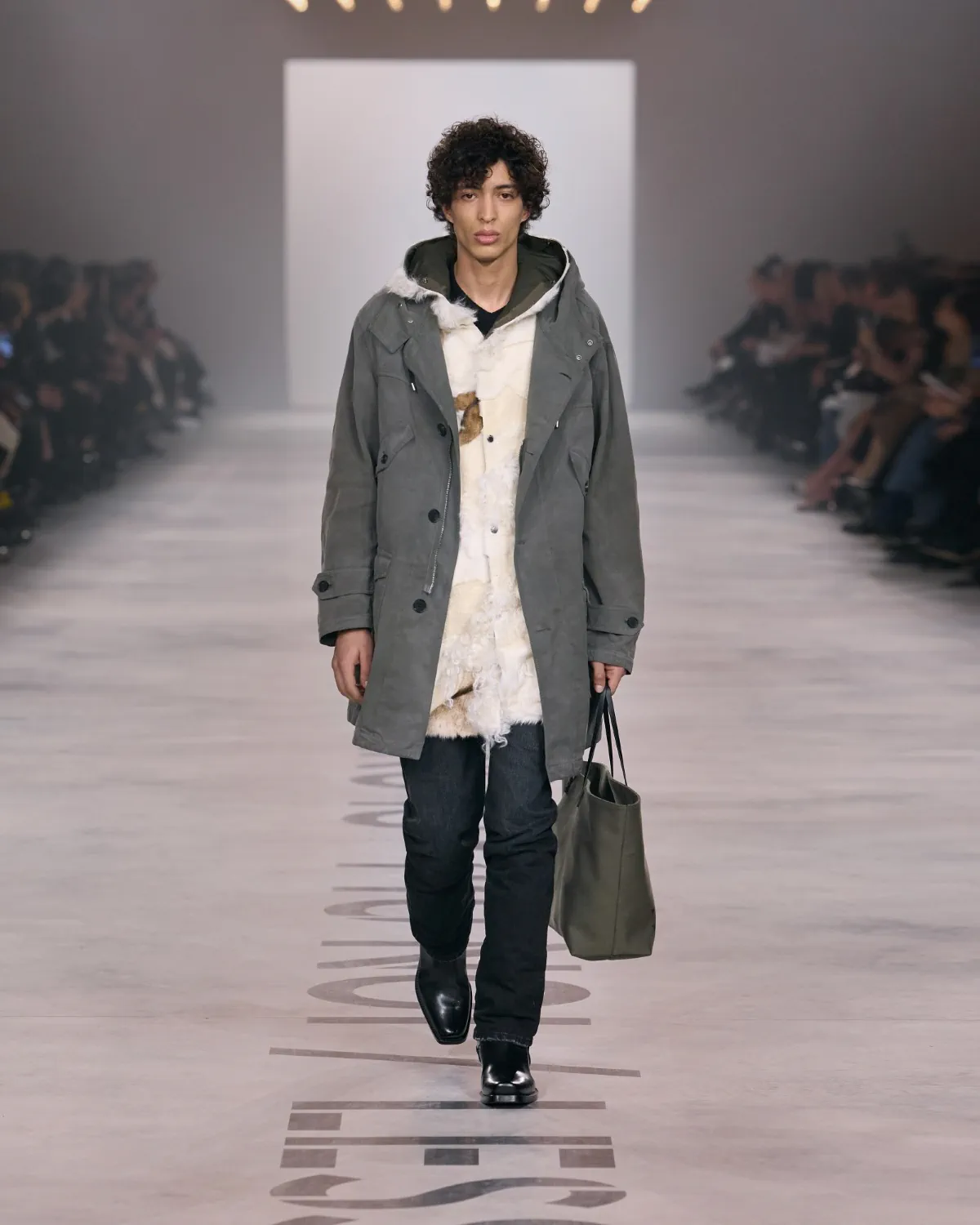 FENDI Automne 2026 : Maria Grazia Chiuri libère enfin le masculin des démonstrations de force
