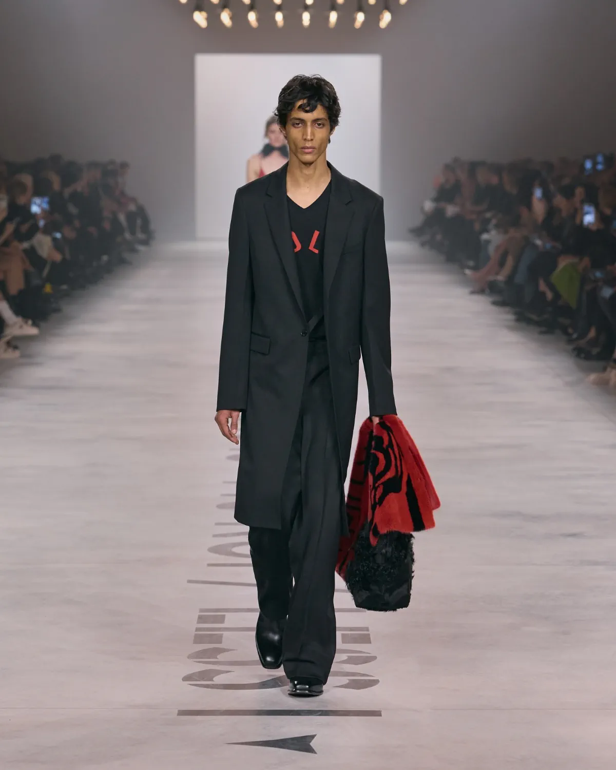 FENDI Automne 2026 : Maria Grazia Chiuri libère enfin le masculin des démonstrations de force