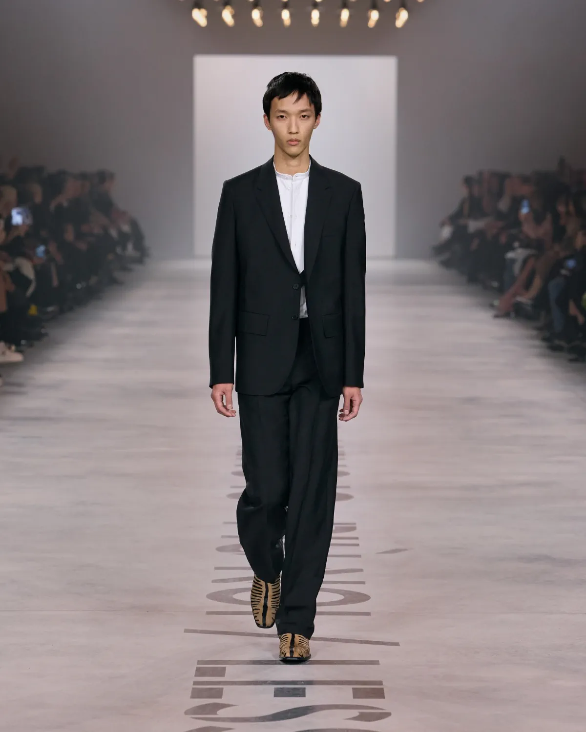 FENDI Automne 2026 : Maria Grazia Chiuri libère enfin le masculin des démonstrations de force