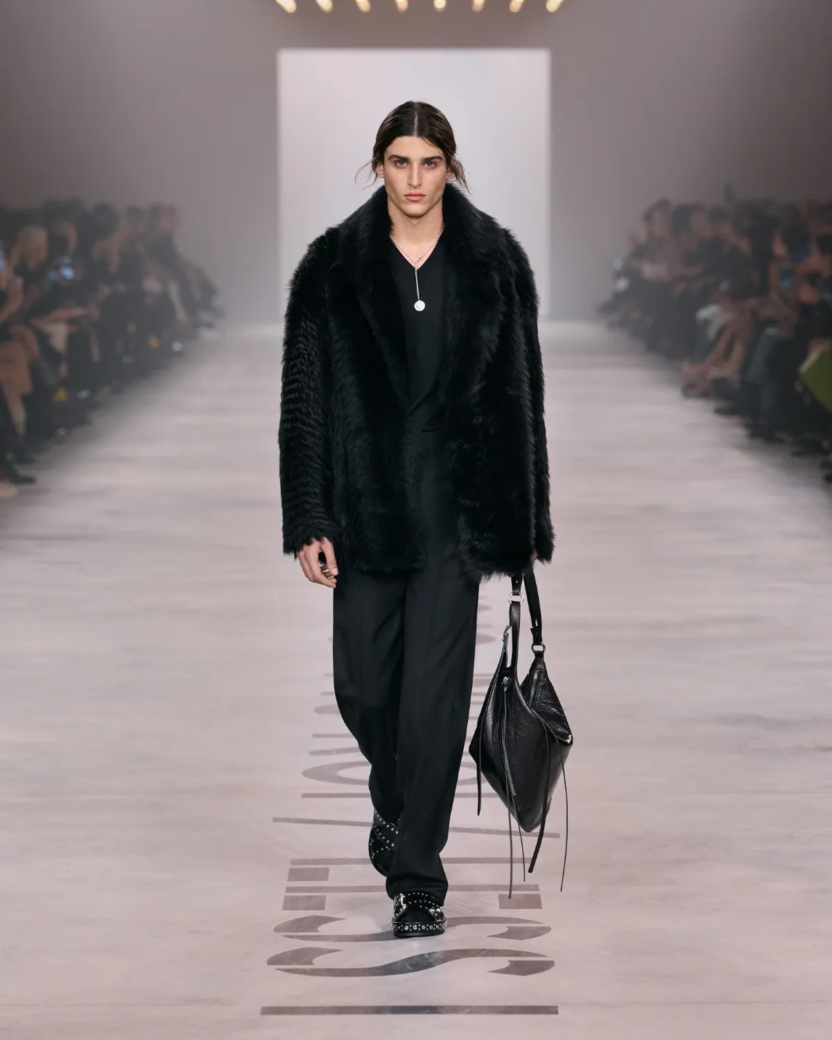 FENDI Automne 2026 : Maria Grazia Chiuri libère enfin le masculin des démonstrations de force