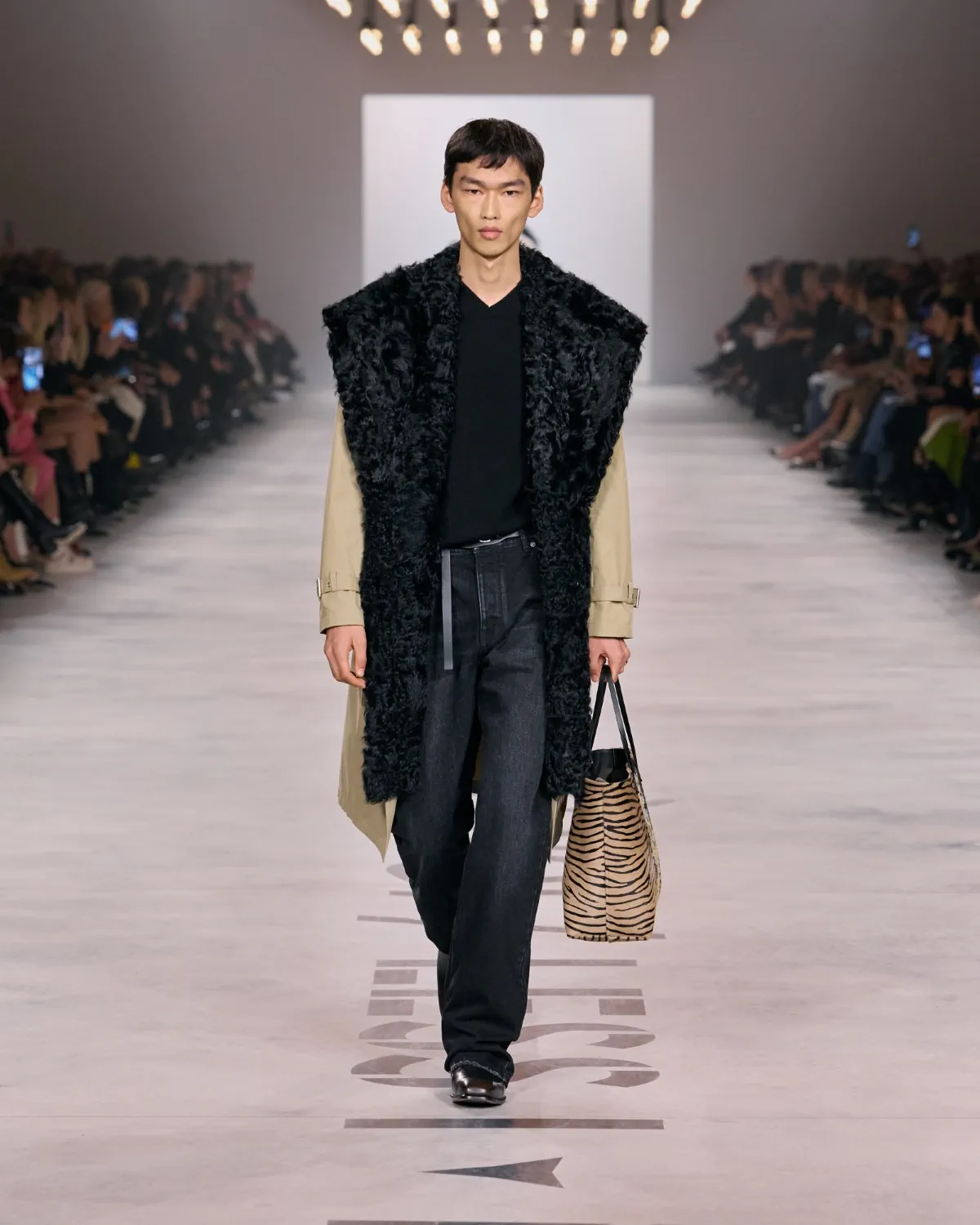 FENDI Automne 2026 : Maria Grazia Chiuri libère enfin le masculin des démonstrations de force