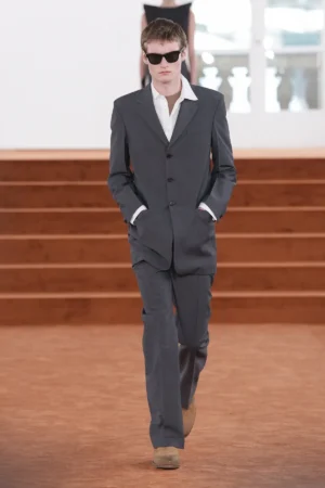 Jil Sander Fall Winter 2026 Milan Fashion Week 1 Jil Sander automne 2026 : Simone Bellotti réinvente le minimalisme par l’imperfection
