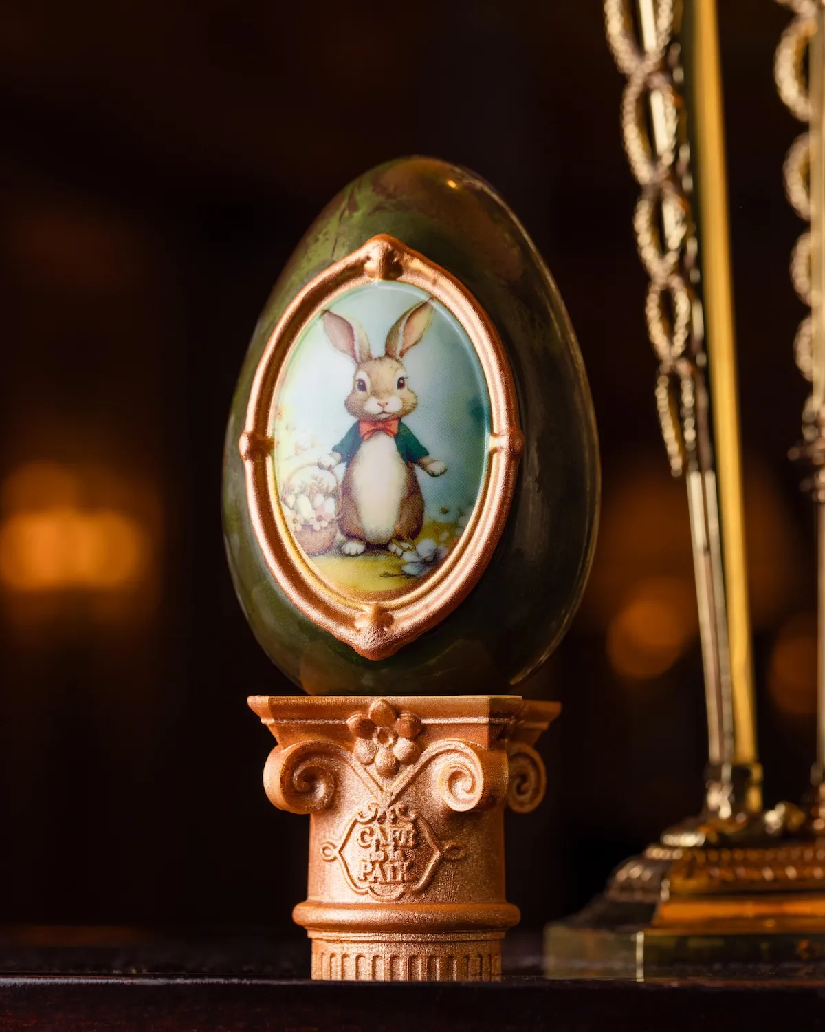 L’Œuf de Pâques 2026 du Café de la Paix met Pierre Lapin sous cloche