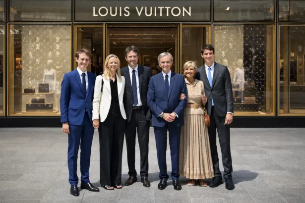 Le groupe LVMH passe sous majorité absolue de la famille Arnault