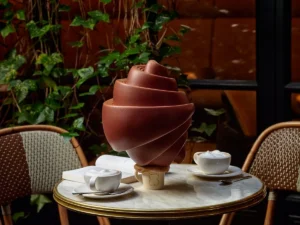 Œuf de Pâques 2026 à Paris : le café-croissant en chocolat du Burgundy Paris