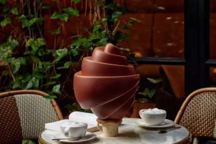 Œuf de Pâques 2026 à Paris : le café-croissant en chocolat du Burgundy Paris