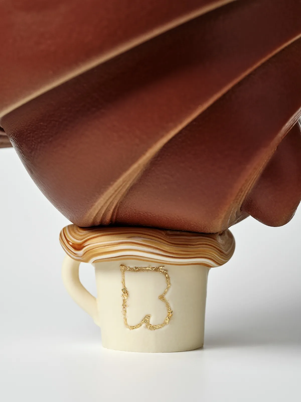 Les oeufs de Paques 2026 du Burgundy Paris 4 Œuf de Pâques 2026 à Paris : le café-croissant en chocolat du Burgundy Paris