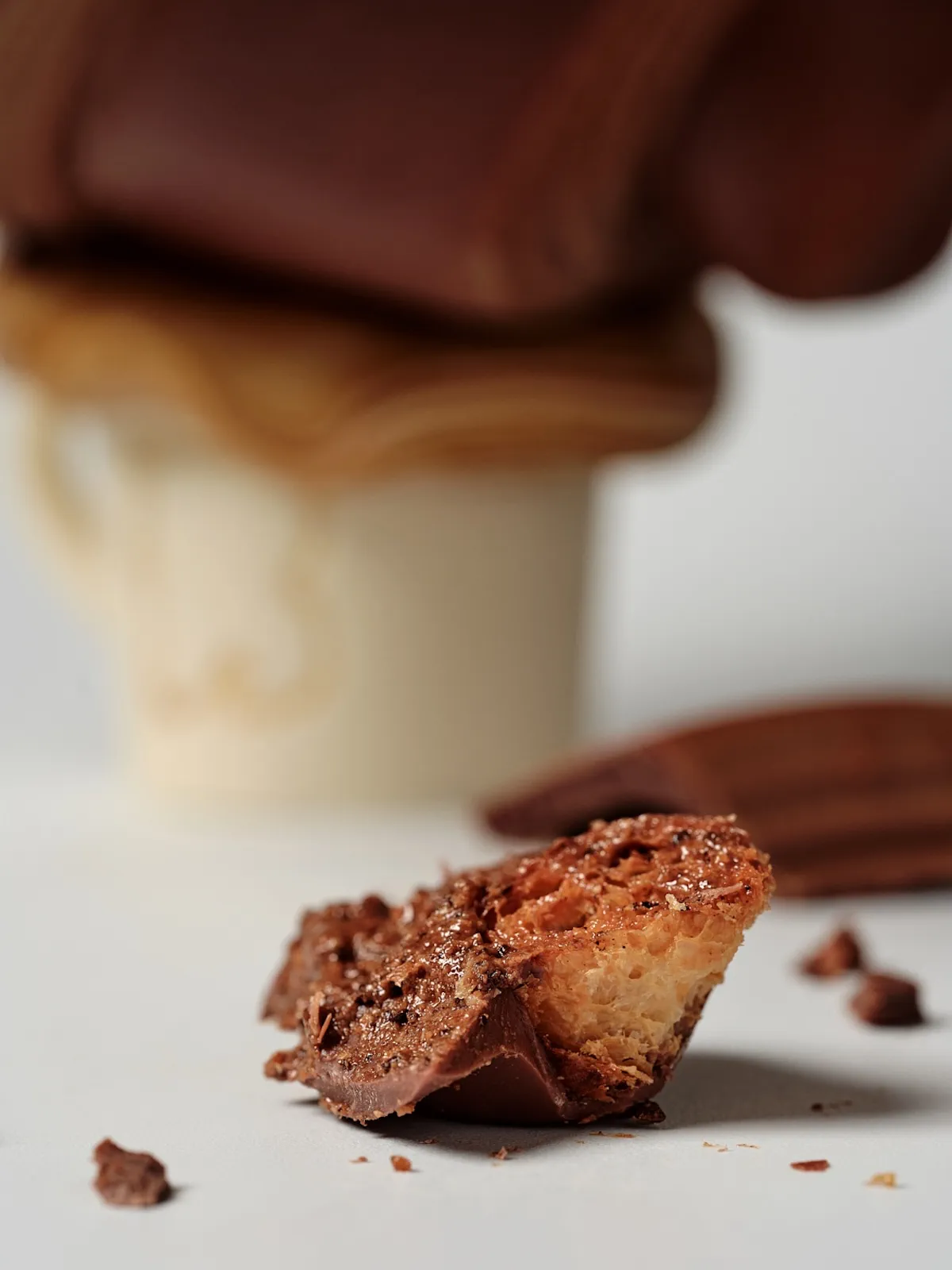 Les oeufs de Paques 2026 du Burgundy Paris 7 Œuf de Pâques 2026 à Paris : le café-croissant en chocolat du Burgundy Paris