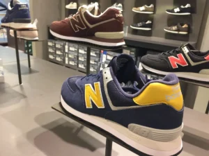 Pendant que Nike vacille, New Balance accélère avec +19 % de croissance en 2025