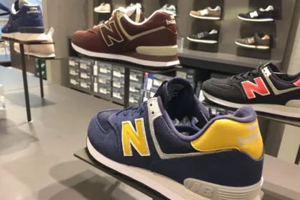 Pendant que Nike vacille, New Balance accélère avec +19 % de croissance en 2025
