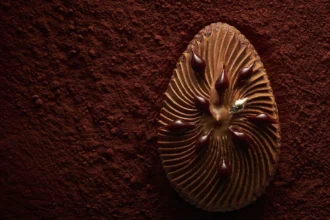 Œuf de Pâques 2026 : le Bristol Paris réinvente le Saint-Honoré en chocolat