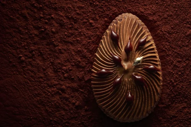Œuf de Pâques 2026 : le Bristol Paris réinvente le Saint-Honoré en chocolat