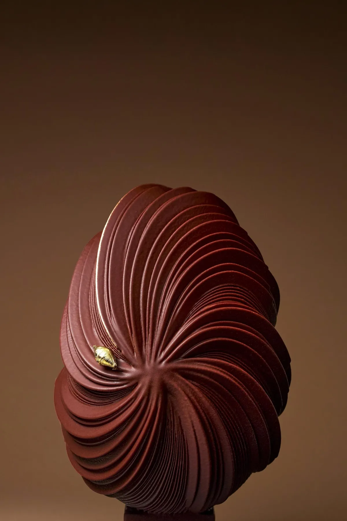 Œuf de Pâques 2026 : le Bristol Paris réinvente le Saint-Honoré en chocolat