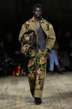 À l'automne 2026, Simone Rocha fait basculer sa mode masculine dans une autre ère