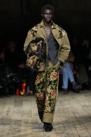 À l'automne 2026, Simone Rocha fait basculer sa mode masculine dans une autre ère