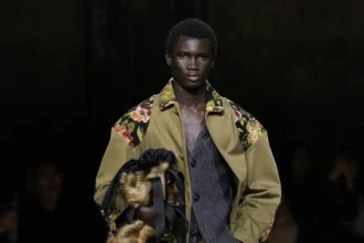 À l'automne 2026, Simone Rocha fait basculer sa mode masculine dans une autre ère
