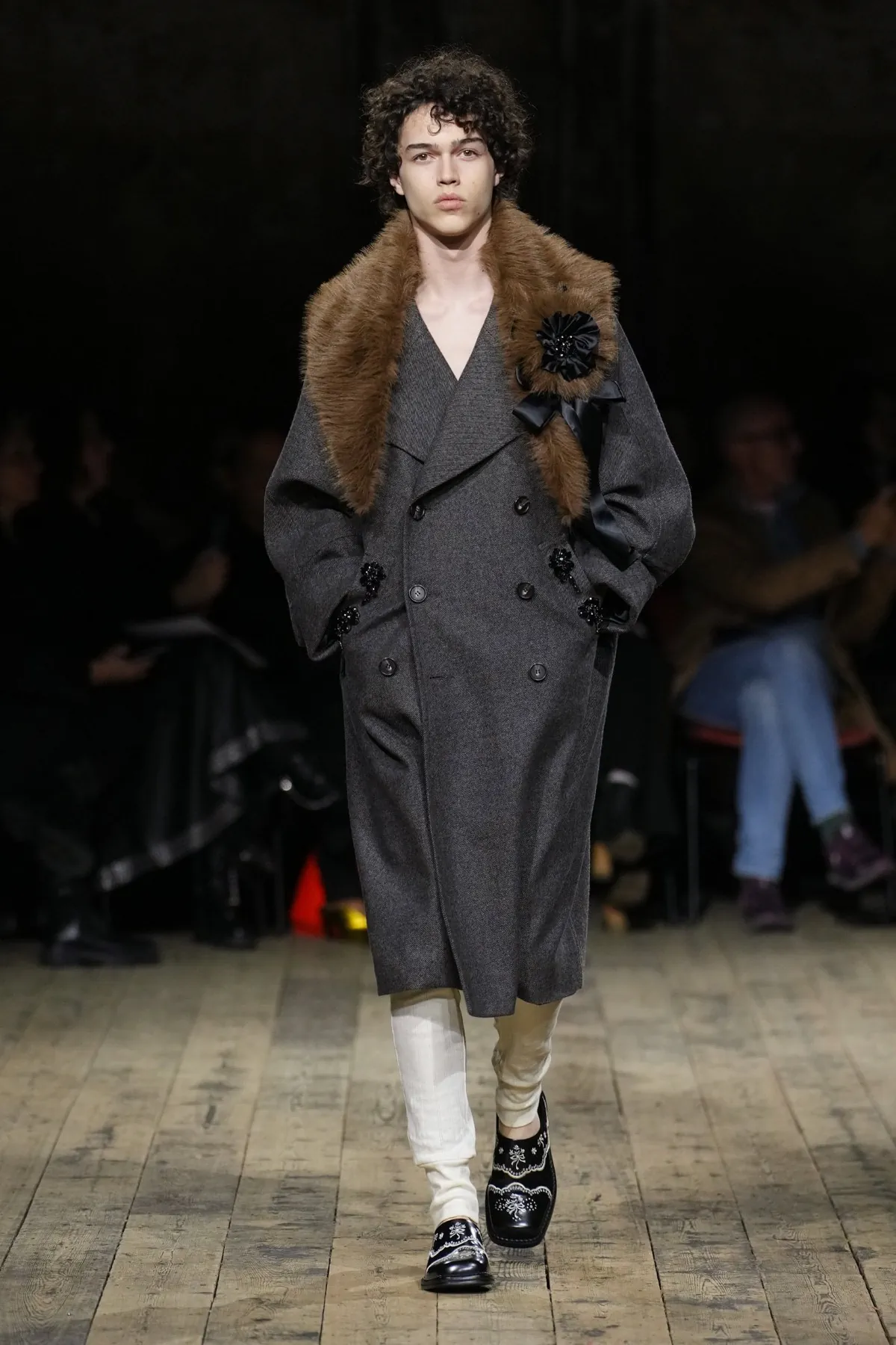 Simone Rocha Fall Winter 2026 London Fashion Week 7 À l'automne 2026, Simone Rocha fait basculer sa mode masculine dans une autre ère