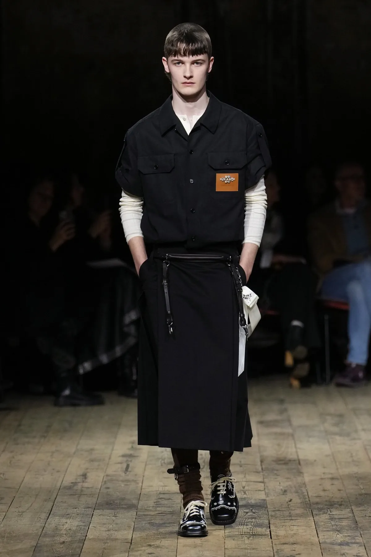 Simone Rocha Fall Winter 2026 London Fashion Week 8 À l'automne 2026, Simone Rocha fait basculer sa mode masculine dans une autre ère